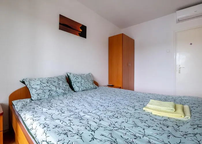 招待所 & Leon 内乌姆