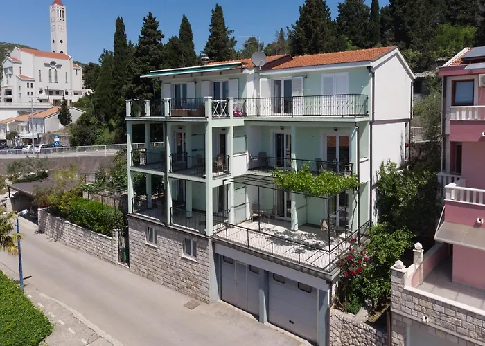 招待所 & Leon 内乌姆